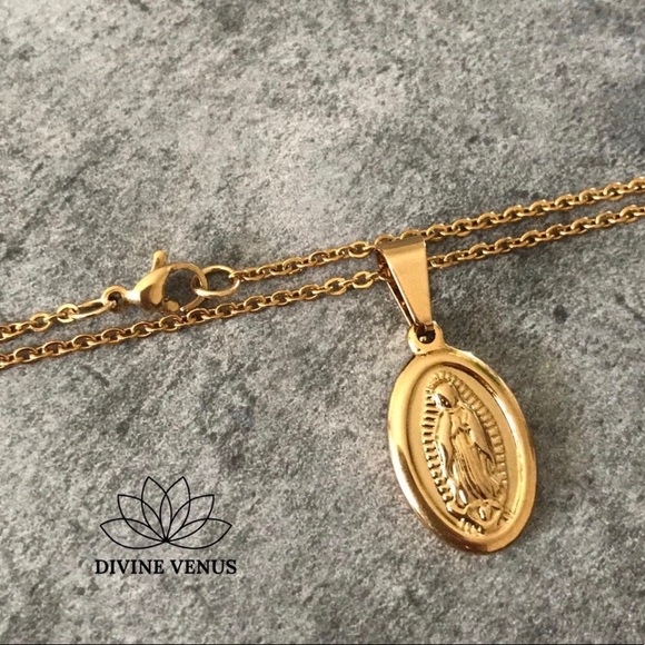 Virgin Mary Oval Pendant Necklace - Picture 4 of 8